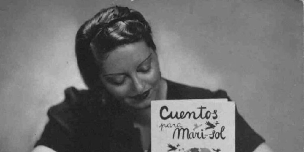 Marta Brunet presentando su libro Cuentos para Marisol, 1938