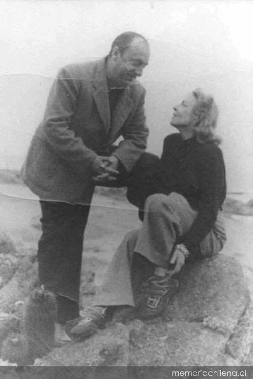 Pablo Neruda junto a Delia del Carril