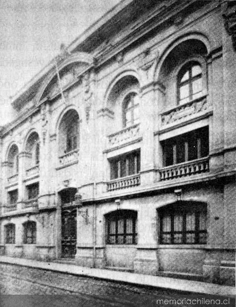 Edificio de la Universidad Católica en calle Agustinas 1038 donde funcionaron las Facultades de derecho, Ciencias físicas y Matemáticas, Arquitectura y Bellas Artes y los cursos industriales.