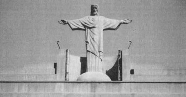 Cristo de la fachada de la Casa Central de la Universidad Católica de Chile