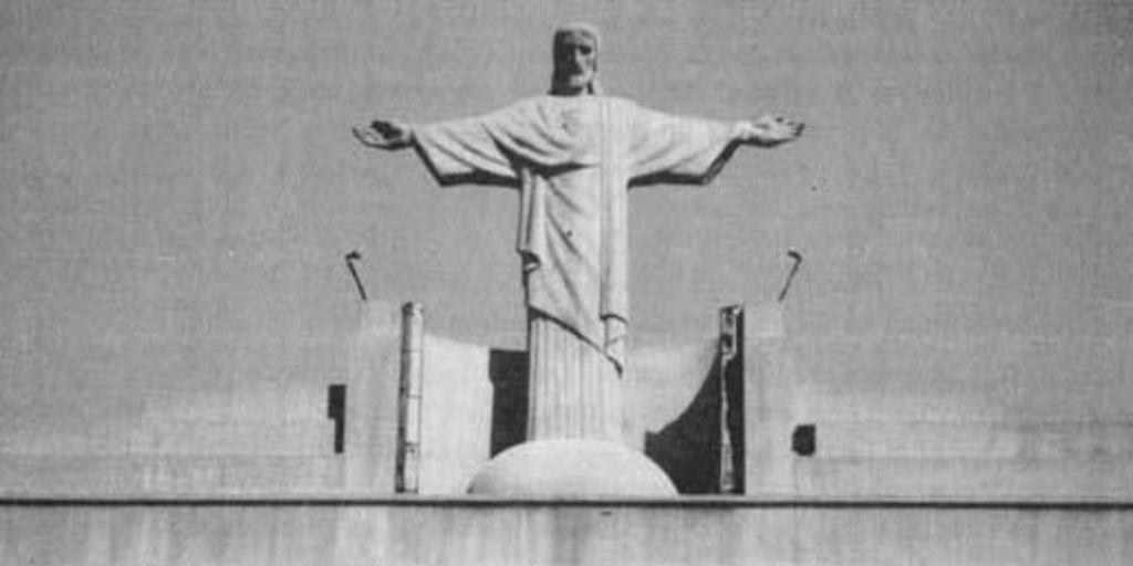 Cristo de la fachada de la Casa Central de la Universidad Católica de Chile