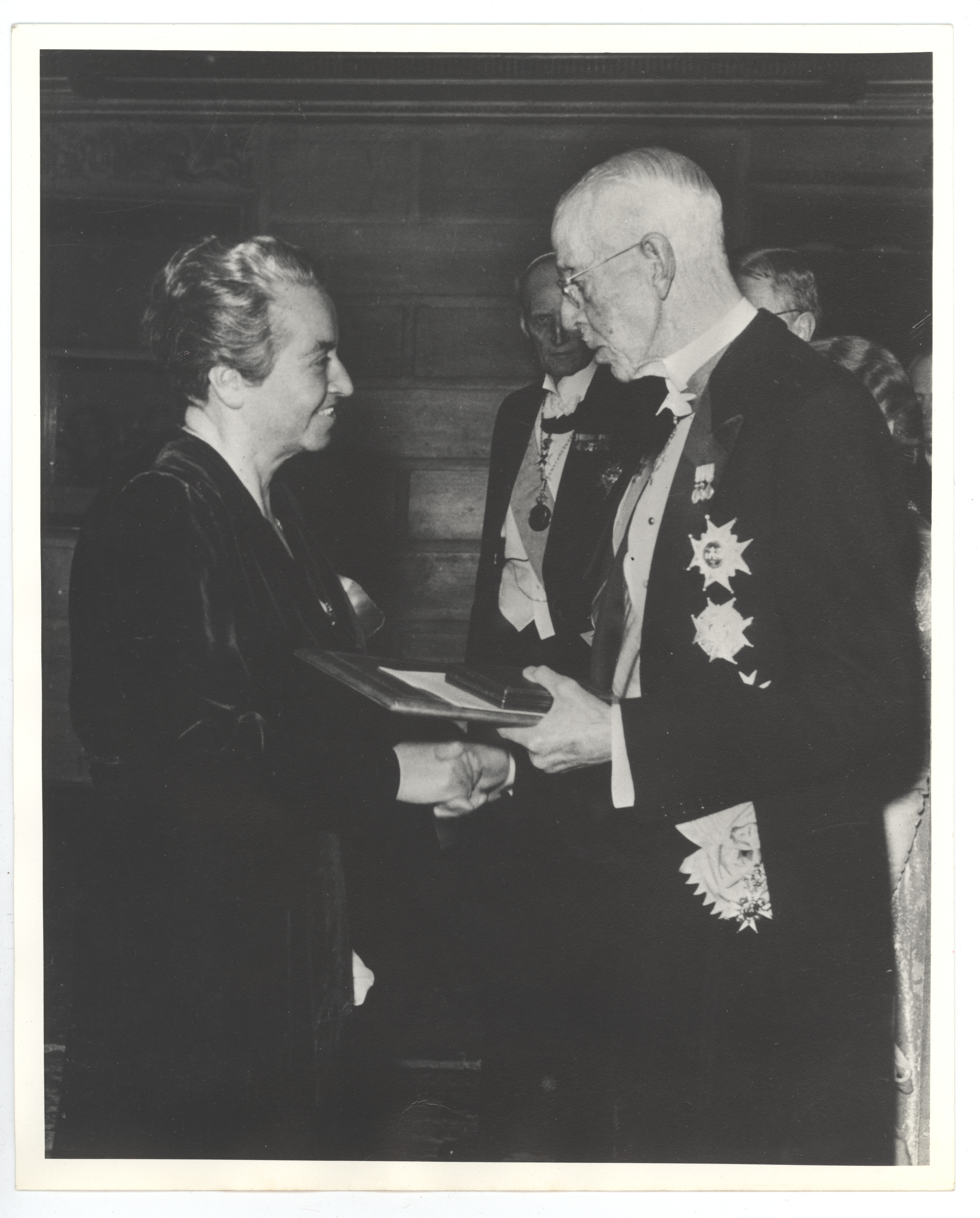 Gabriela Mistral recibiendo el Premio Nobel de Literatura