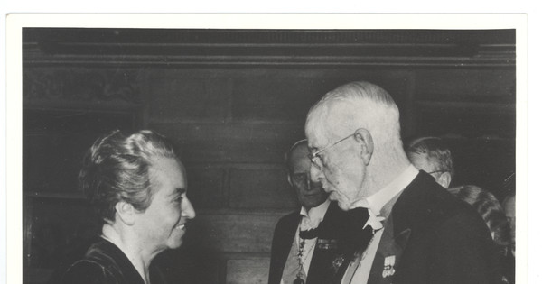 Gabriela Mistral recibiendo el Premio Nobel de Literatura