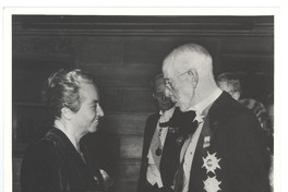 Gabriela Mistral recibiendo el Premio Nobel de Literatura