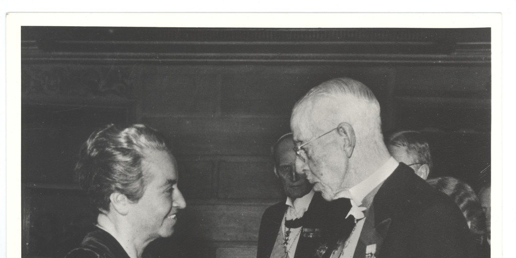 Gabriela Mistral recibiendo el Premio Nobel de Literatura