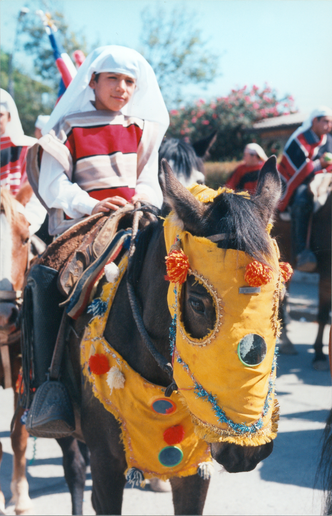 Niño a caballo en la Fiesta de Cuasimodo de Talagante, abril 1997