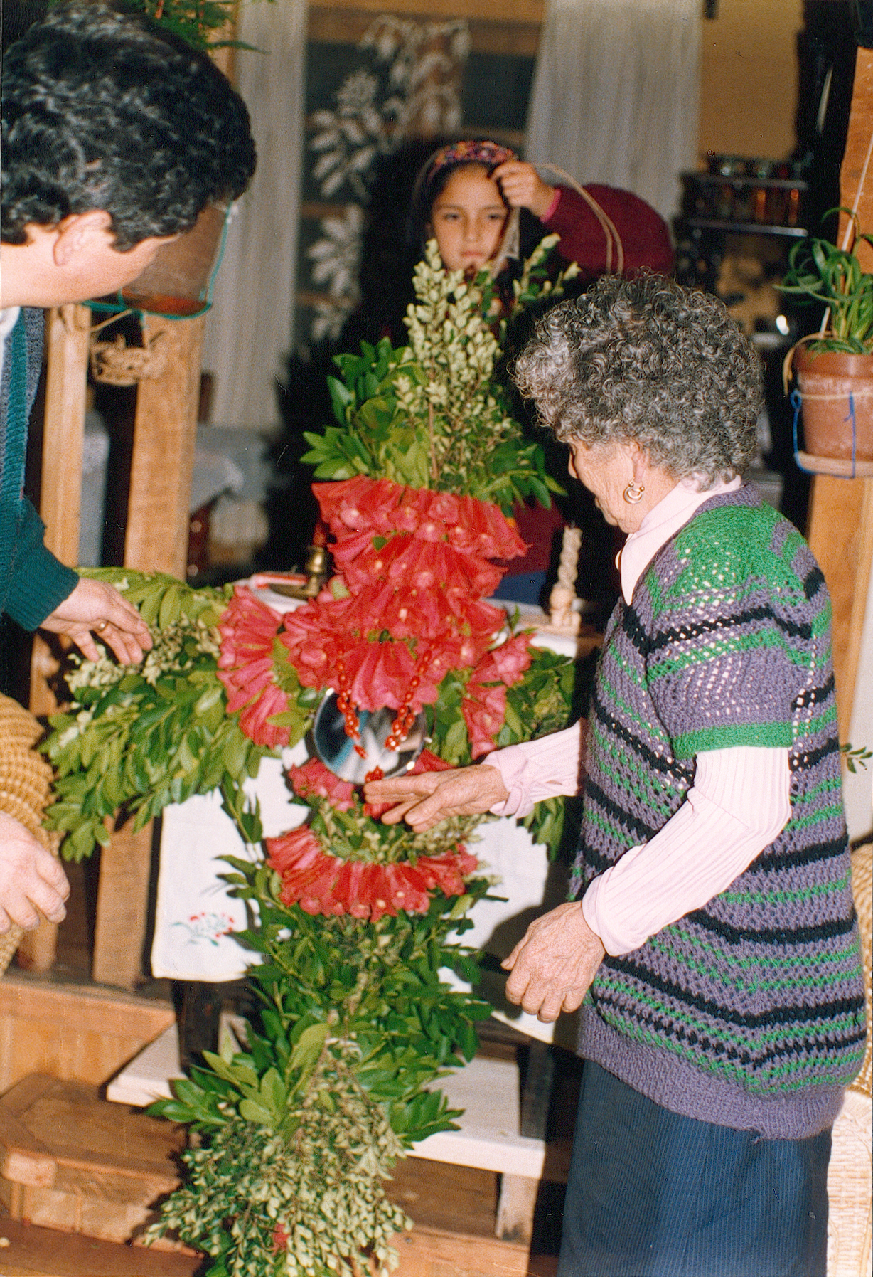 Mujer venera cruz de copihues, San Pedro, Concepción, 1995