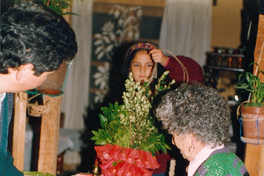 Mujer venera cruz de copihues, San Pedro, Concepción, 1995