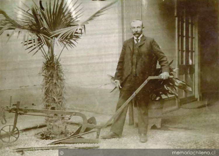 Fotografía del arado con repuestos combinados, invento de R. Jouannet. Patente concedida en 1936.