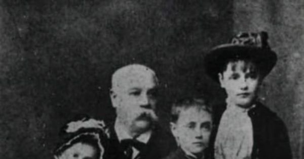 Vicuña Mackenna y algunos de sus hijos hacia 1885