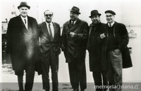 Manuel Rojas junto al Dr. San Martín, Pablo Neruda, Fernando Alegría y Gonzalo Rojas, San Vicente, Talcahuano, 1964