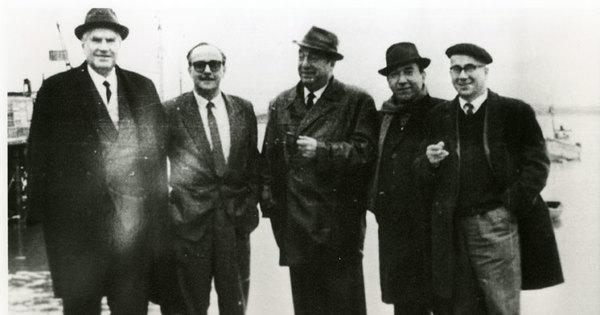 Manuel Rojas junto al Dr. San Martín, Pablo Neruda, Fernando Alegría y Gonzalo Rojas, San Vicente, Talcahuano, 1964