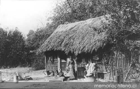 Dos mujeres fuera de su choza, ca. 1906