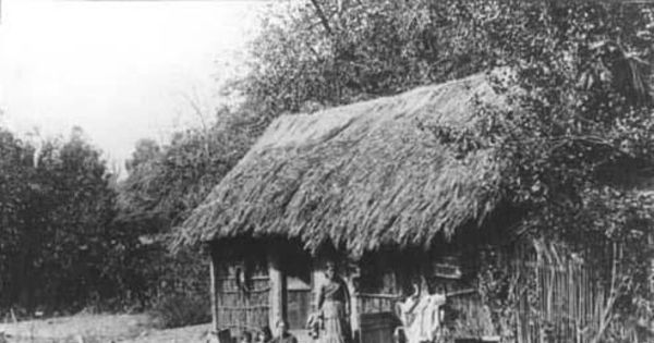 Dos mujeres fuera de su choza, ca. 1906