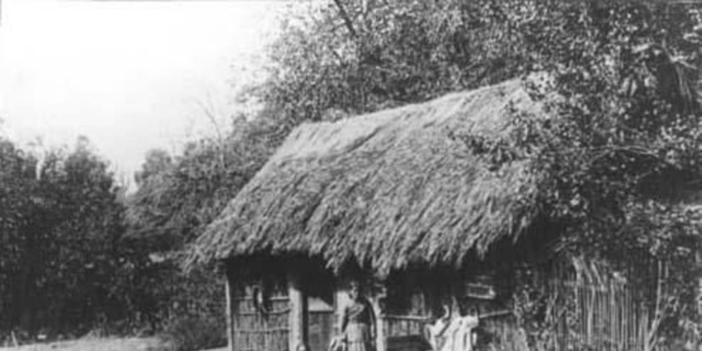 Dos mujeres fuera de su choza, ca. 1906