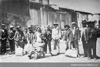 Obreros detenidos conduciendo sus equipajes, 1908