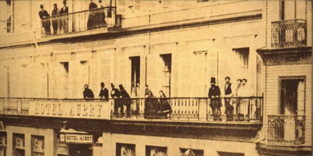 Elegante Hotel Aubry, situado en la calle de la Aduana, hoy calle Prat.