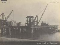 El muelle para carbón en construcción, 1914