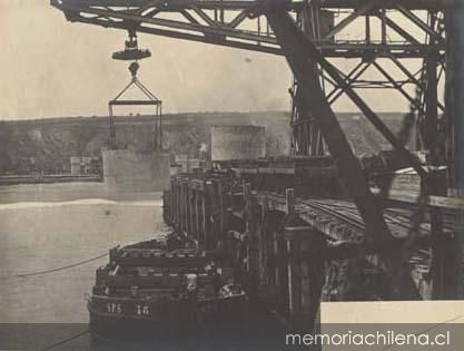 Cargando un cilindro de concreto armado, en el muelle de Las Salinas