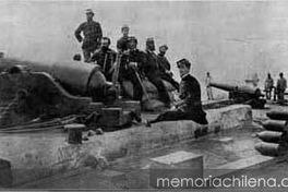 Oficiales del Regimiento de Artillería Nº 2 en el morro de Arica, después de su captura.