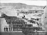 Ejército chileno en 1879 : Batallón 3o. de línea formados en columnas en la Plaza Colón, Antofagasta.