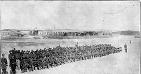 Cuarta compañia del Batallón Cívico de Artillería Naval al mando de su capitán don Alejandro Frederick, practicando ejercicios de guerrilla en el campamento de Antofagasta