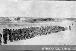 Cuarta compañia del Batallón Cívico de Artillería Naval al mando de su capitán don Alejandro Frederick, practicando ejercicios de guerrilla en el campamento de Antofagasta