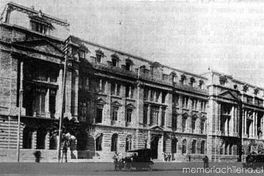 Fachada principal de la Universidad Católica en la Avenida de la Delicias