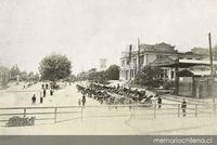 Plaza Vergara y parada de coches frente a la Estación del F.C. del Estado. El Edificio del club de Viña, en segundo término a la derecha