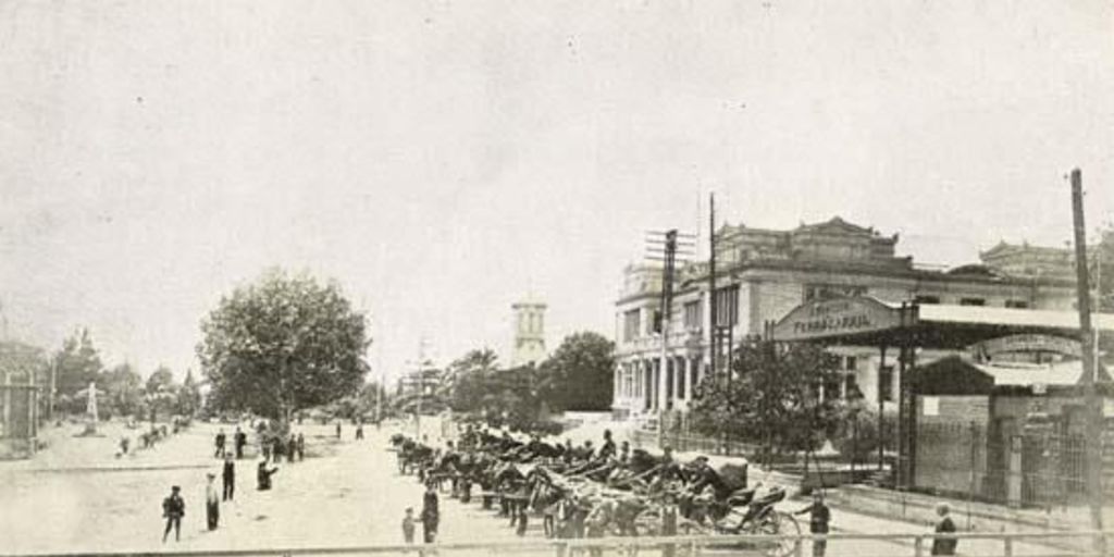 Plaza Vergara y parada de coches frente a la Estación del F.C. del Estado. El Edificio del club de Viña, en segundo término a la derecha