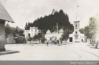 Los tranvías eléctricos de Valparaíso terminan aquí su carrera. Al fondo una colina plantada de pinos en la Quinta Vergara ...