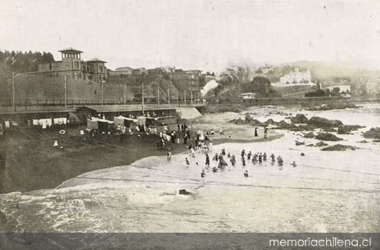 Después del Palacio Santa María, coronan las colinas las hermosas construcciones de la familia Fernández Jara, frente al balneario de Recreo