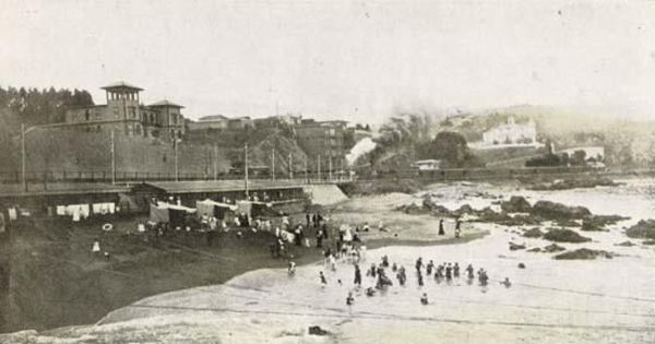 Después del Palacio Santa María, coronan las colinas las hermosas construcciones de la familia Fernández Jara, frente al balneario de Recreo