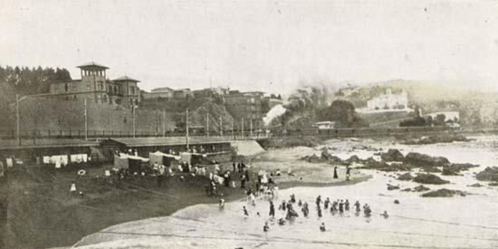 Después del Palacio Santa María, coronan las colinas las hermosas construcciones de la familia Fernández Jara, frente al balneario de Recreo