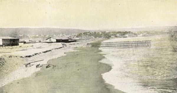 Playa y terrenos de la Sociedad Balneario de Viña del Mar, en el fondo el Cerro Castillo.