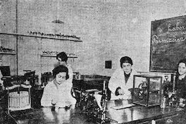 Alumnas del Laboratorio de Farmacia Industrial