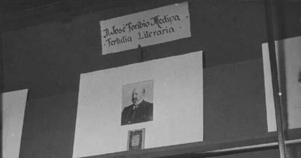 Obras de José Toribio Medina en exposición en su honor inaugurada en la Biblioteca Nacional el 1 de mayo de 1952