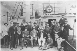 José Toribio Medina rumbo a Europa en compañía de algunos tripulantes y pasajeros, ca. 1900