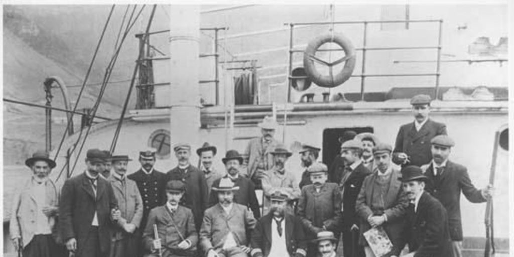 José Toribio Medina rumbo a Europa en compañía de algunos tripulantes y pasajeros, ca. 1900