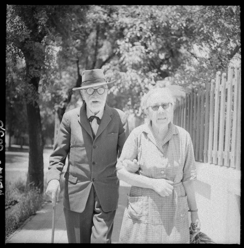Pablo Burchard paseando con su mujer, por Hans Ehrmann Pablo Burchard paseando con su mujer, por Hans Ehrmann