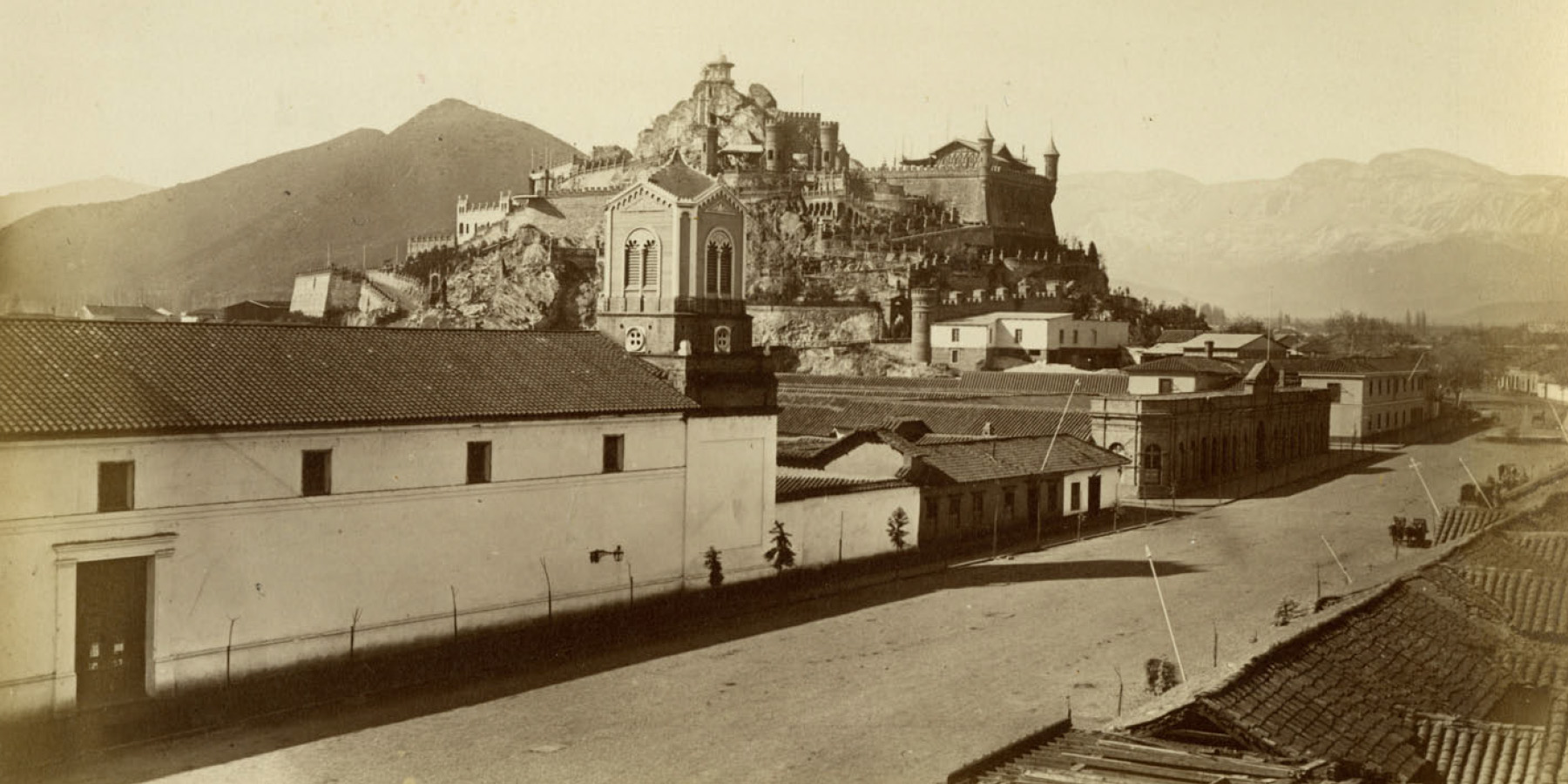 Segunda vista general del Cerro Santa Lucía, costado del sudoeste. 1874 Segunda vista general del Cerro Santa Lucía, costado del sudoeste. 1874
