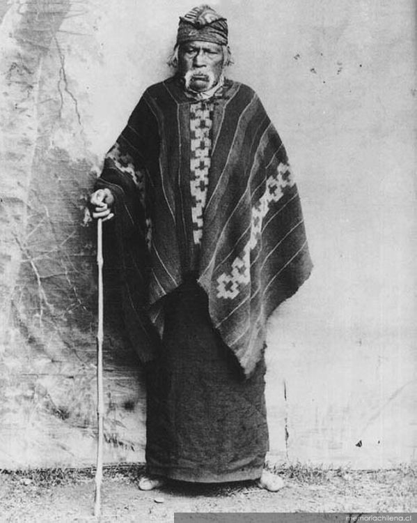 Hombre mapuche con vestimenta tradicional - Memoria Chilena, Biblioteca ...